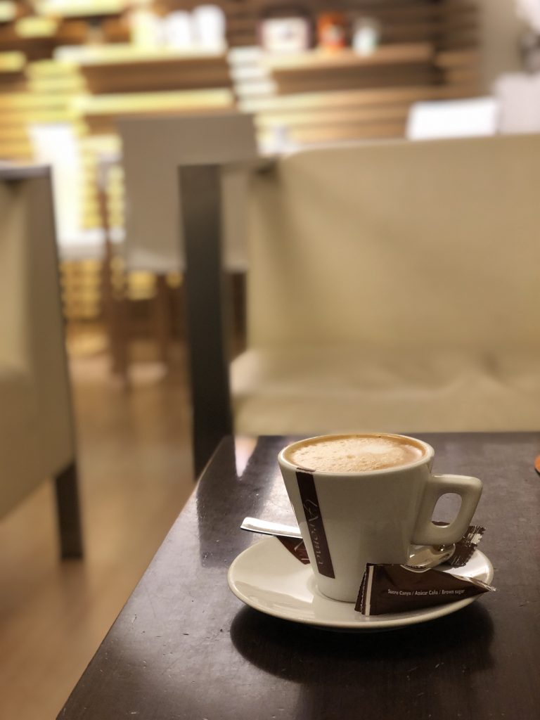 een cappucino in een cafe